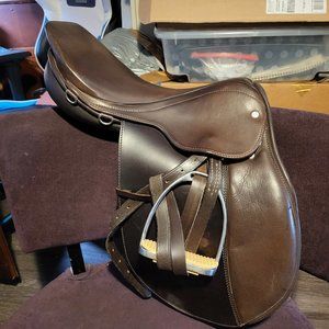 Courbette Futura close contact saddle 17"
